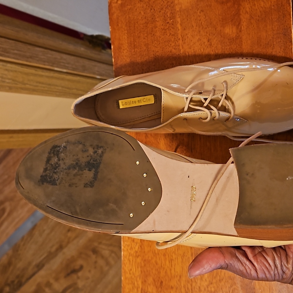 Louise et Cie Tan Patent Leather Lace Up Stacked Block Heel Oxford Shoes 9. - Picture 6 of 6